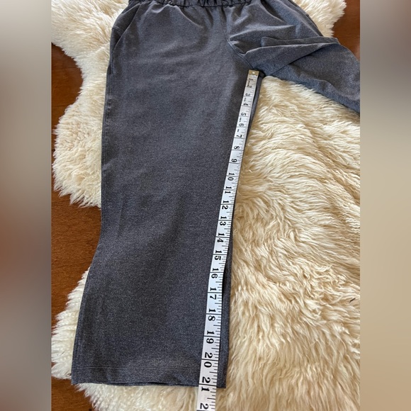 Lululemon Cropped Pull-on Pants in Dark Gray. Size 6 - Picture 6 of 8
